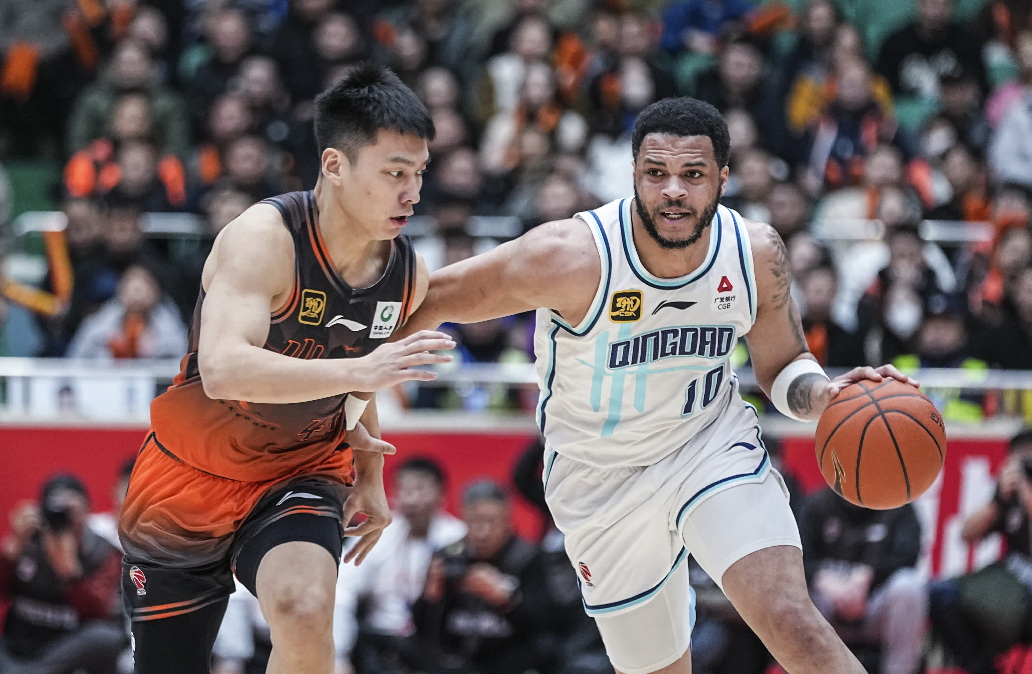 关键时刻突围战来临，山东男篮围绕欧篮联远射贴柱，目标明确，团队化学反应显著(近中低位埋伏高位)-竞技宝app下载