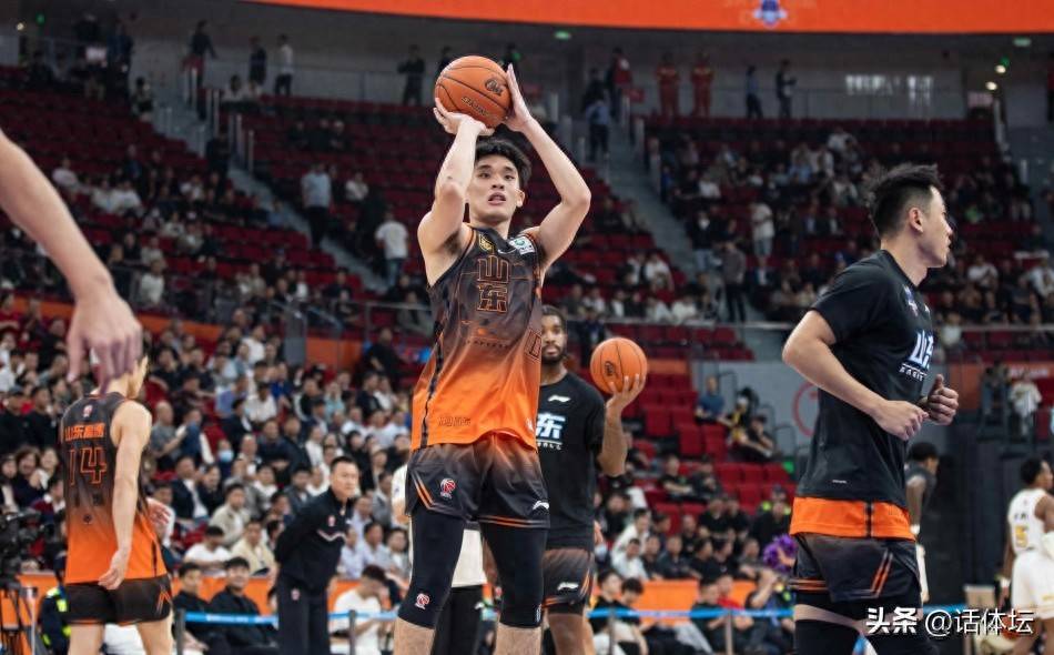关键时刻突围战来临,山东男篮围绕欧篮联远射贴柱,目标明确,团队化学反应显著(近中低位埋伏高位) 关键时刻突围战来临,山东男篮围绕欧篮联远射贴柱,目标明确,团队化学反应显著(近中低位埋伏高位)
